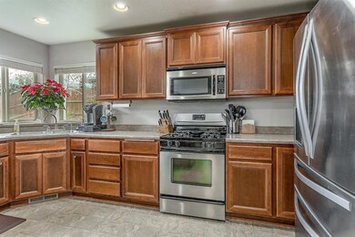 634 Nottingham Terrace, Eagle Point, OR 97524 - photo 3