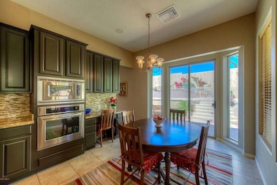 012_Casual Dining Area