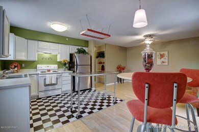 chi dining to kitchen