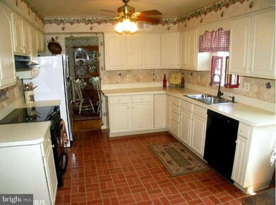 811 Lee Ave, Sykesville, MD 21784 - photo 5