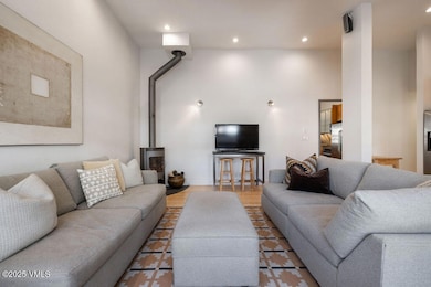 pitkin_creek_condos_12B_interior_living_