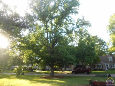 2913 SW 20th St, Topeka, KS 66604 - photo 2