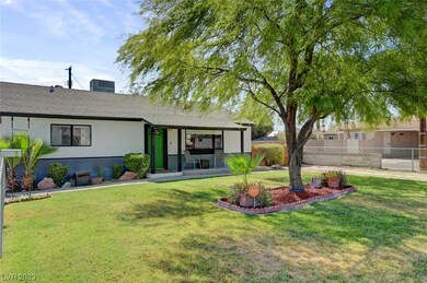 Enjoy your spacious fenced in font yard!