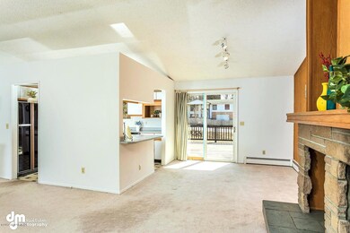 2720 Lexington Circle-large-005-Main Liv
