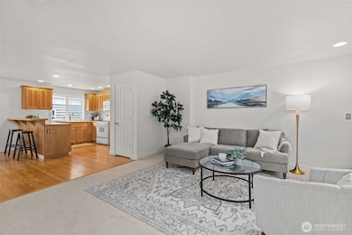 12311 Roosevelt Way NE unit B, Seattle, WA 98125 - photo 3