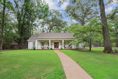 View of front facade featuring a front lawn