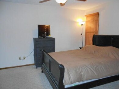 Master bedroom w/bath<|><|>