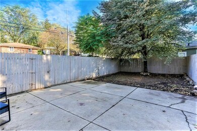 *LARGE PRIVACY WOOD FENCED IN BACK PATIO ~