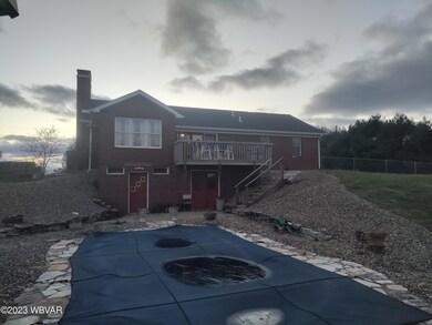 Rear view / Pool
