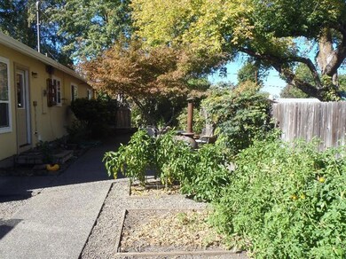 841 Forest Glen Dr, Central Point, OR 97502 - photo 3