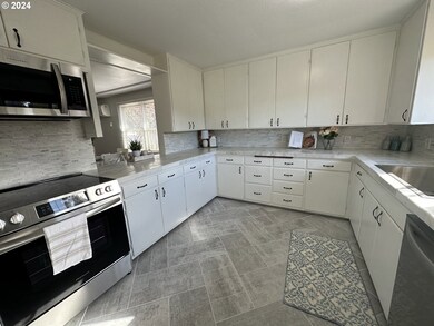 1410 Happy Ln, Eugene, OR 97401 - photo 5