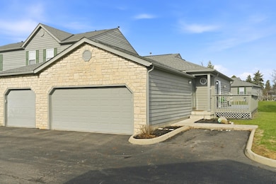 738 Parkbluff Way unit 738, Lewis Center, OH 43035 - photo 2