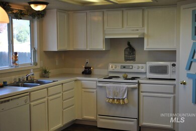 1405 S Benewah St, Nampa, ID 83686 - photo 4