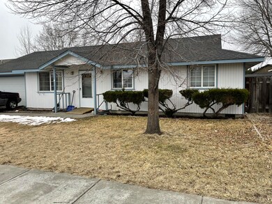 3210 SW Reindeer Ave, Redmond, OR 97756 - photo 2