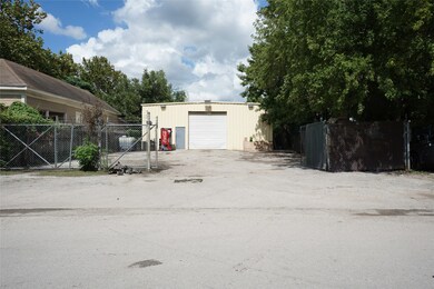 633 W 26th St, Houston, TX 77008 - photo 3