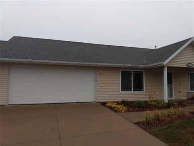 2730 O Ave NW unit B, Cedar Rapids, IA 52405 - photo 2