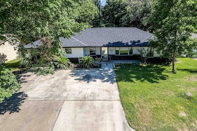 608 W Lobit St, Baytown, TX 77520 - photo 4