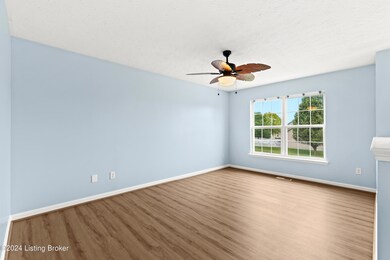 10701 Evanwood Dr, Louisville, KY 40228 - photo 4