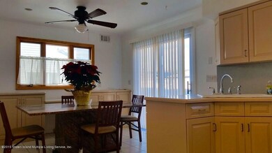 111 W. Cedarview Dinette Area