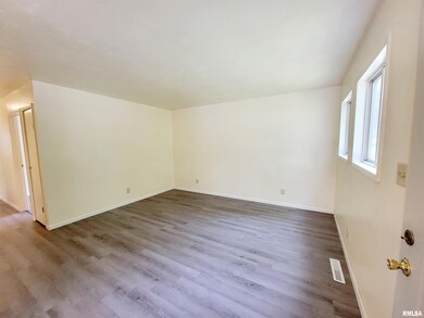 806 S College St, Lincoln, IL 62656 - photo 2