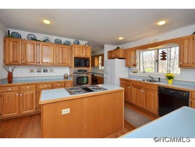 Spacious Kit, Many Prep Areas