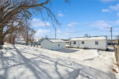 211 Edgewood Rd NW, Cedar Rapids, IA 52405 - photo 4