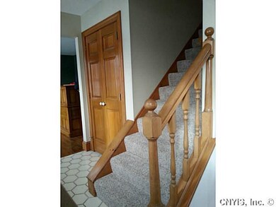 Foyer Brand new carpeting on stairs!