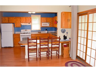 SPACIOUS EAT-IN KITCHEN. SLIDING GLASS DOORS TO BA