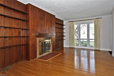 19'14' family room with wood-look laminate floorin