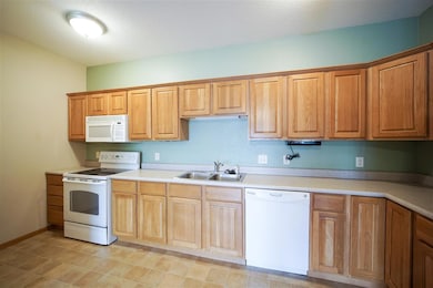 2625 Orchard Dr unit 6, Cedar Falls, IA 50613 - photo 3