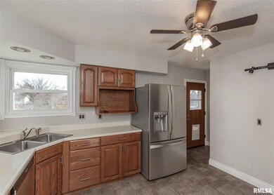 723 W 58th St, Davenport, IA 52806 - photo 6