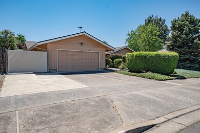 2448 Amaryllis St, Medford, OR 97504 - photo 2