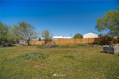 906 4th St SE, East Wenatchee, WA 98802 - photo 2
