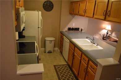 Spotless Kitchen, all appliances stay.
