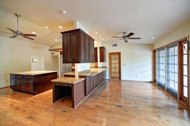 Kitchen & - Breakfast Nook
