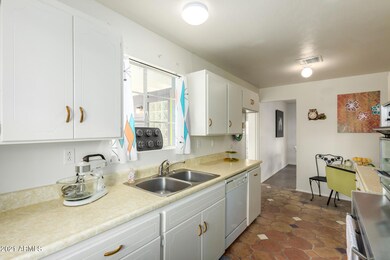 402 W Cheery Lynn Rd, Phoenix, AZ 85013 - photo 6