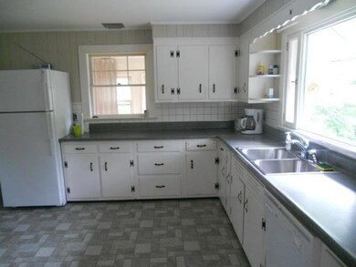 Large Eat-In Kitchen w/Pantry