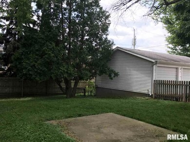 1637 W 43rd St, Davenport, IA 52806 - photo 3