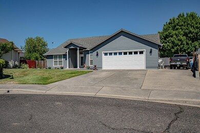 976 Jessica Ct, Eagle Point, OR 97524 - photo 2