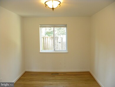 1436 Greenmont Ct, Reston, VA 20190 - photo 5