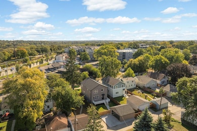 Walking distance to Minnehaha Falls Park and Fort Snelling State Park