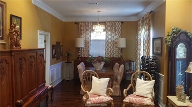 Formal sitting area and dinning.