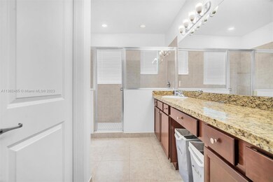 Double basins & XL shower with bench