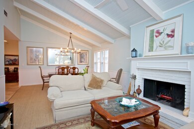 Family Rm looking to Dining area