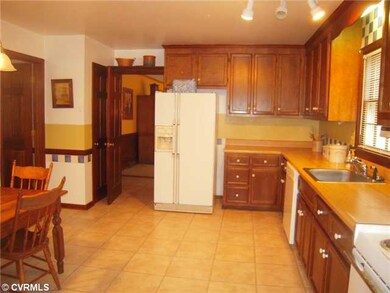 Kitchen - Large Eat-in Kitchen with Pantry