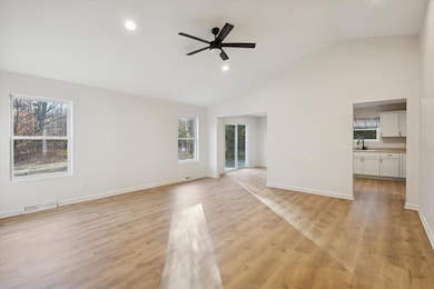 07-20220-Hubbard-St-Windowstill