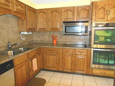 Kitchen. Fully applianced kitchen.