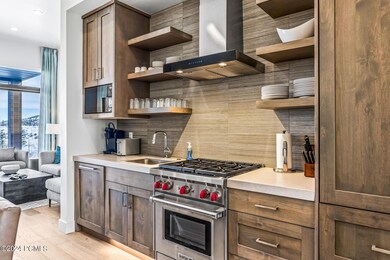 6_Kitchen-Dining_1800x1200_4000460
