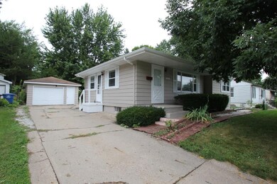 4136 53rd St, Des Moines, IA 50310 - photo 2