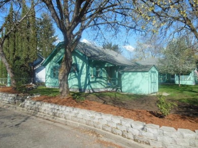 1227 SW Oak St, Grants Pass, OR 97526 - photo 3